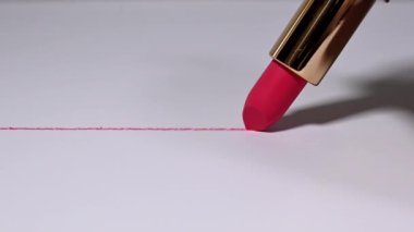 Kağıt üzerinde kırmızı ruj Düz bir çizgi çiziyor