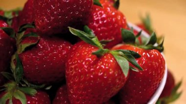 Yakın plan taze çilek kasesi, rotasyon