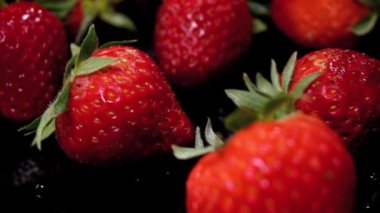 Taze çilekler, siyah yakın plan, kaygan çekim