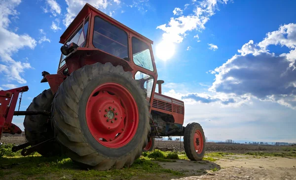 Nízký Úhel Pohledu Traktor Slunečného Dne — Stock fotografie