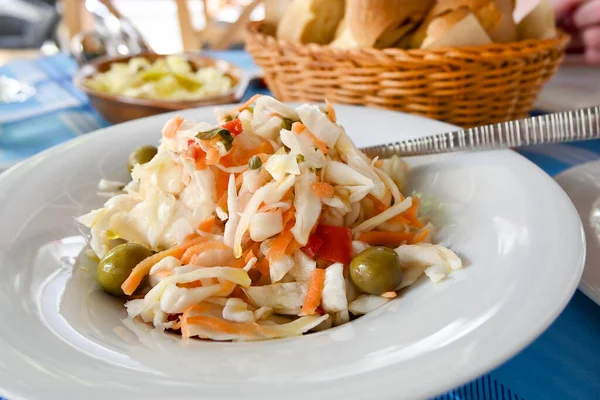 Masada Havuçlu Biberli Zeytinli Lahana Salatası — Stok fotoğraf