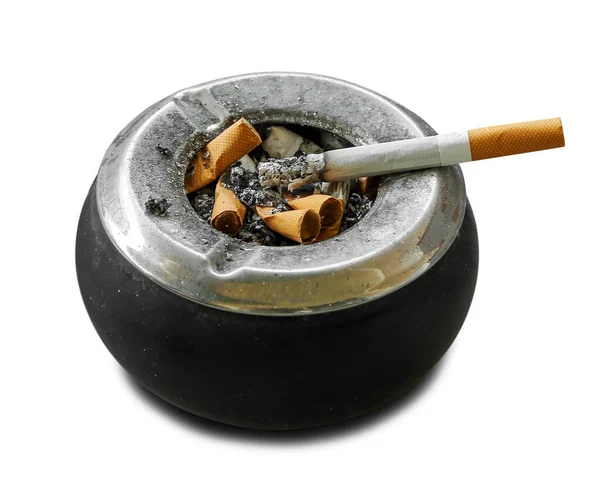 完全隔离的烟灰缸上点燃的香烟 — 图库照片