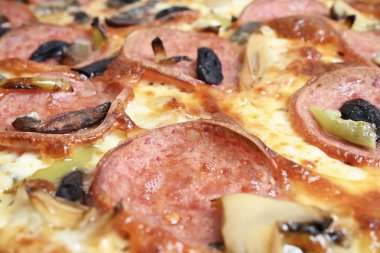 mozzarella, pepperoni, mantar ve zeytinli özel pizza.