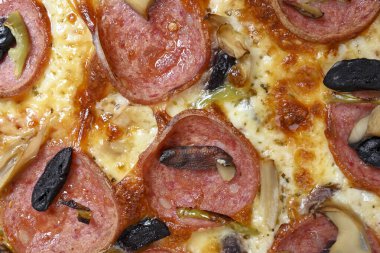 mozzarella, pepperoni, mantar ve zeytinli özel pizza.