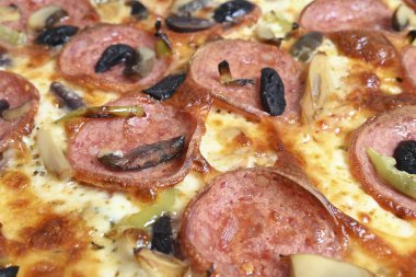 mozzarella, pepperoni, mantar ve zeytinli özel pizza.