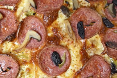 mozzarella, pepperoni, mantar ve zeytinli özel pizza.