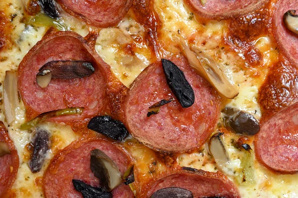 mozzarella, pepperoni, mantar ve zeytinli özel pizza.