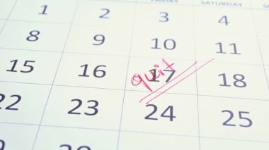 Adamın eli takvime sigara koyuyor.