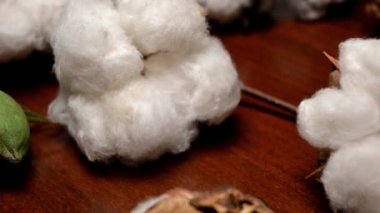 Tahta yüzeyde pamuk topları
