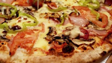 Özel pizza yakın plan yemeye hazır olma rotasyonu