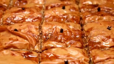 Bir tepsi baklava, taze pişmiş yakın çekim.