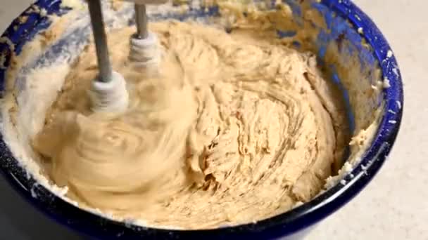 Nahaufnahme Der Kuchenmischung Blauer Schüssel — Stockvideo