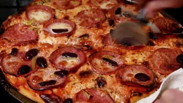 Zbliżenie Strony Cięcia Domowej Roboty Pizza Czasie Rzeczywistym — Wideo stockowe