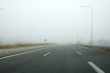 Sisli bir günde boş asfalt yol