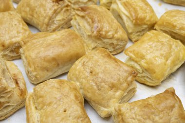 Taze fırınlanmış hamur tatlısı, tepside peynir.