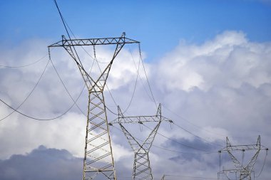 yüksek voltaj iletim kuleleri veya sütunları