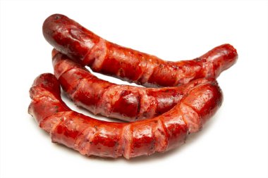 Üç pişmiş domuz sosisi.