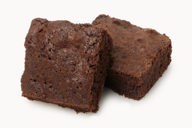 İki parça ev yapımı çikolatalı pasta.