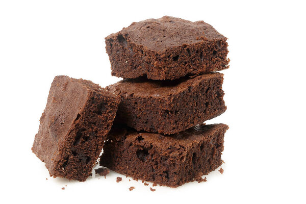 Куча самодельных кусочков шоколадного торта изолированы