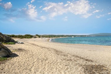 Yazın güzel gökyüzü olan boş bir sahil.