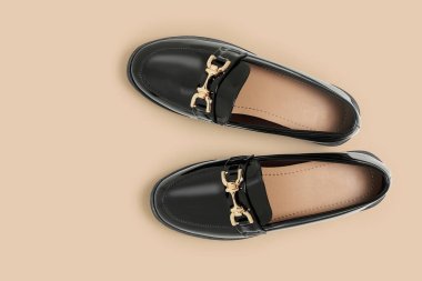 Bir çift siyah kadın ayakkabısı üst görünümü izole ediyor.