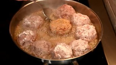 Kızartma tavasında köfte pişirmeye yakın çekim. 