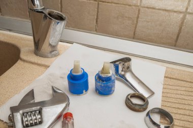 Mutfak karıştırıcı musluğundaki tap kartuşunun değiştirilmesi