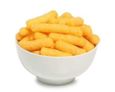 Beyaz kasedeki peynirli börekler izole.