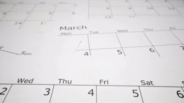 Kamera boş aylık takvimler, zaman kavramı üzerinde hareket ediyor