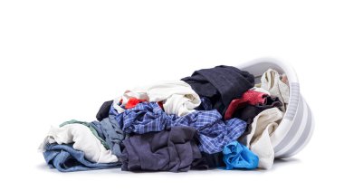 Elbiseleri izole edilmiş plastik bir küvet.