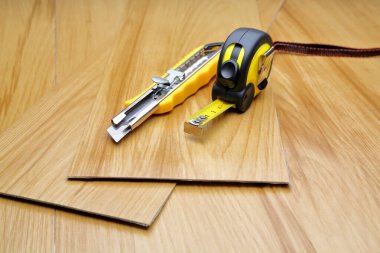 Kesici ve mezura ile pvc döşeme fayansları