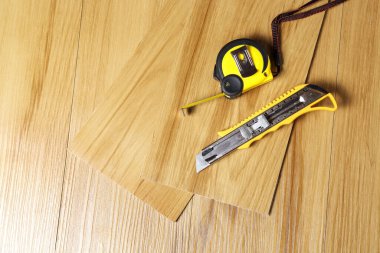 Kesici ve mezura ile pvc döşeme fayansları