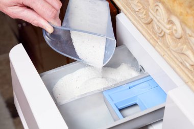 Çamaşır makinesine el deterjanı eklemek