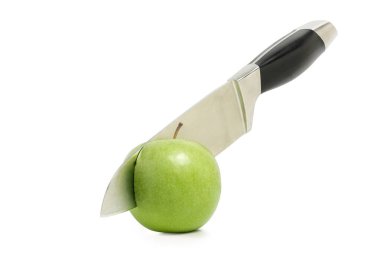 Bıçak yeşil elmayı soyutlamış.