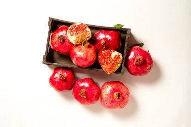 Beyaz ahşap masa üzerinde nar manzarası