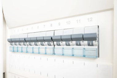 Modern sigorta kutusundaki düğmelerin kapatılması