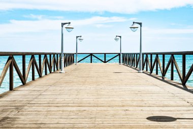 Güneşli bir günde lambalı boş ahşap iskele