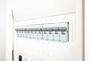 Modern sigorta kutusundaki düğmelerin kapatılması