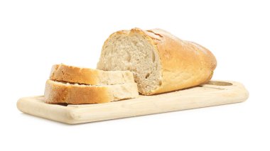 Kesme tahtasının üzerinde dilimlenmiş ekmek.