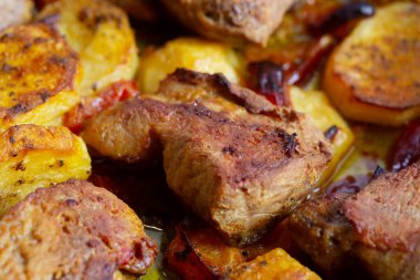 Kızarmış domuz, patates ve havuç.