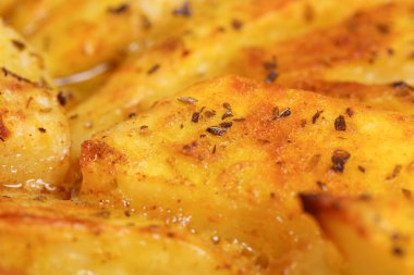 Kırmızı biberli haşlanmış patates.