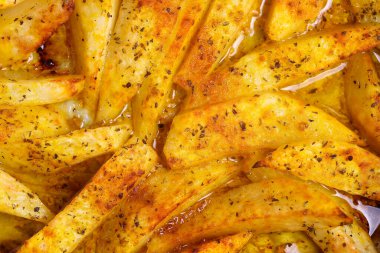 Kırmızı biberli haşlanmış patates.