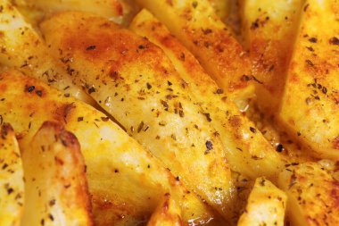 Kırmızı biberli haşlanmış patates.