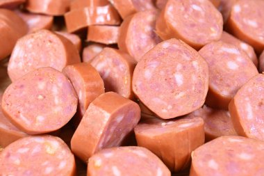 Yakın plan kesilmiş çiğ sucuklu sosis.