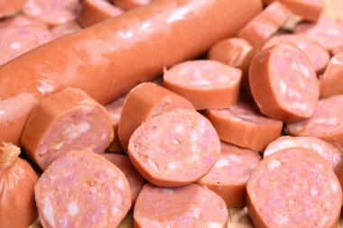 Yakın plan kesilmiş çiğ sucuklu sosis.