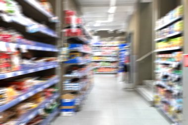 Bir ürünle bulanık süpermarket koridoru