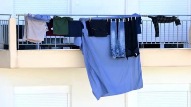 Rüzgarlı bir günde çeşitli giysiler kuruyor. 