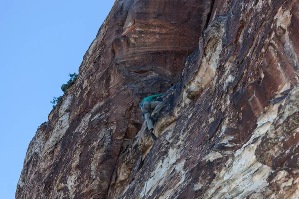Een Bergbeklimmer Trekt Zich Omhoog Een Richel Het Beklimmen Van Stockfoto
