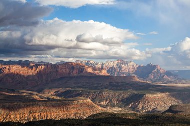 Zion Ulusal Parkı 'nın öğleden sonra dramatik dağları. Güneş, fırtına bulutları ve gölgelerle çevrili..