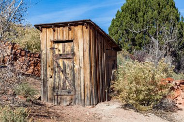 Arizona 'daki Pipe Springs Ulusal Anıtı' nda Winsor Kalesi 'nin arkasında tarihi bir köşk bulunuyor..